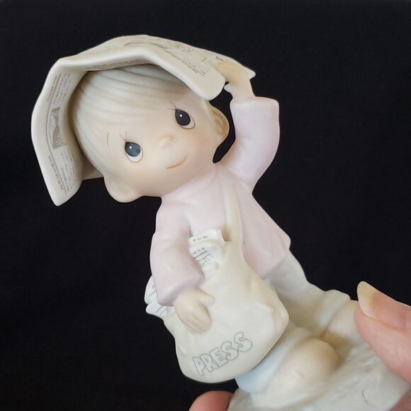Vtg 1988 Precious Moments “Sending You Showers of Blessings” Porcelain Figurine - Picture 7 of 8